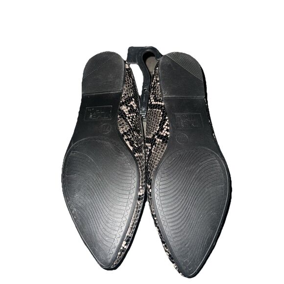 Women's Time and Tru Size 7 W Faux Snake Skin Memory Foam Flats Shoes - Picture 2 of 2